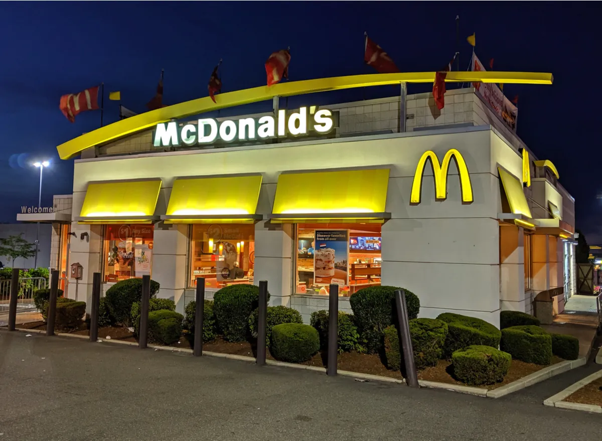Nhân viên McDonald's quanh khu vực FU Hoà Lạc